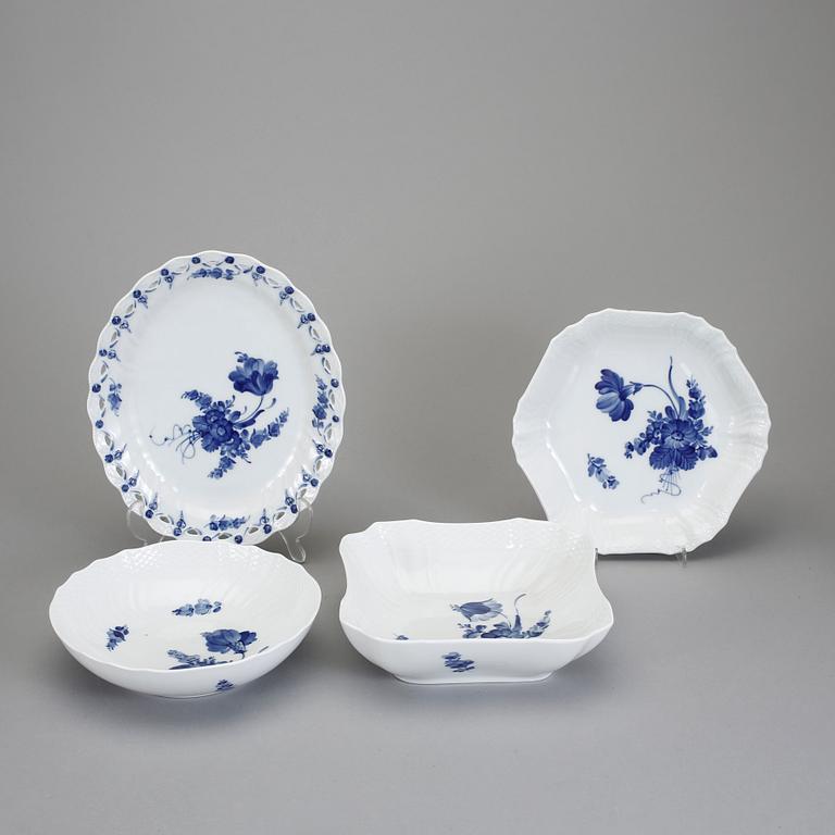 MATSERVIS, 61 delar, porslin, "Blå Blomst", Royal Copenhagen, Danmark.