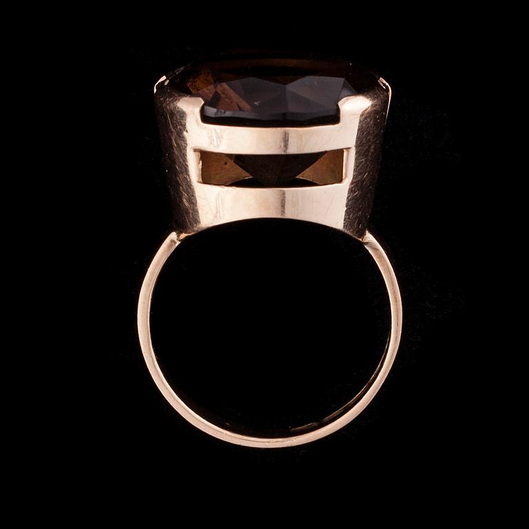 RING, 14K guld, rökkvarts. Juhani Hemmo Reivonen 1963, Åbo. Vikt ca 6,4 g.