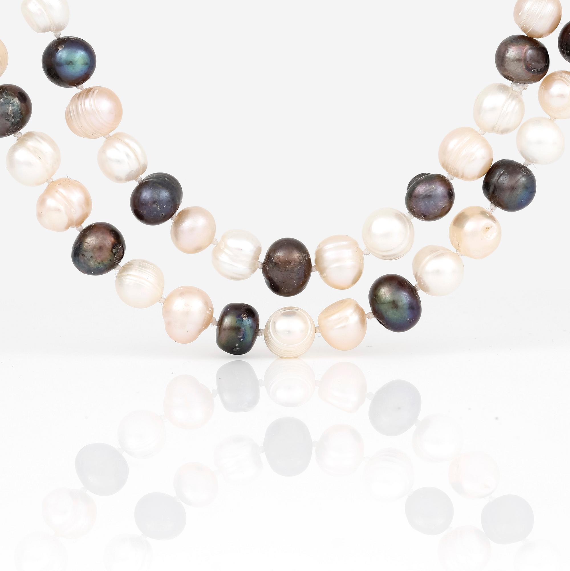 COLLIER, 2 st, odlade vita och grå sötvattenpärlor.