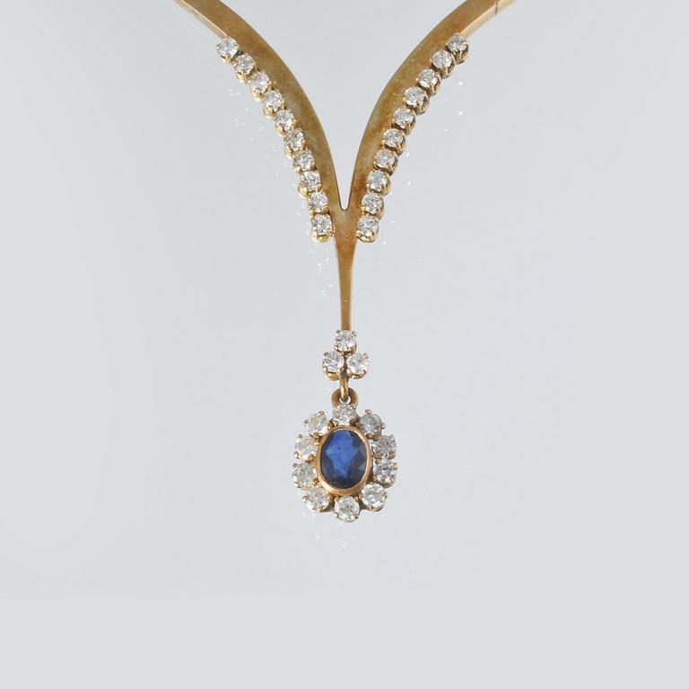 COLLIER, 18K guld med 33 briljantslipade diamanter samt ovalslipad blå safir. Vikt 32,4 gram.
