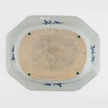 Stekfat med sil, kompaniporslin, Qing dynastin, Qianlong 1736-95.