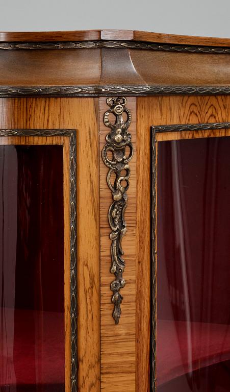 VITRINSKÅP, Louis XV-stil, 1900-talets mitt.