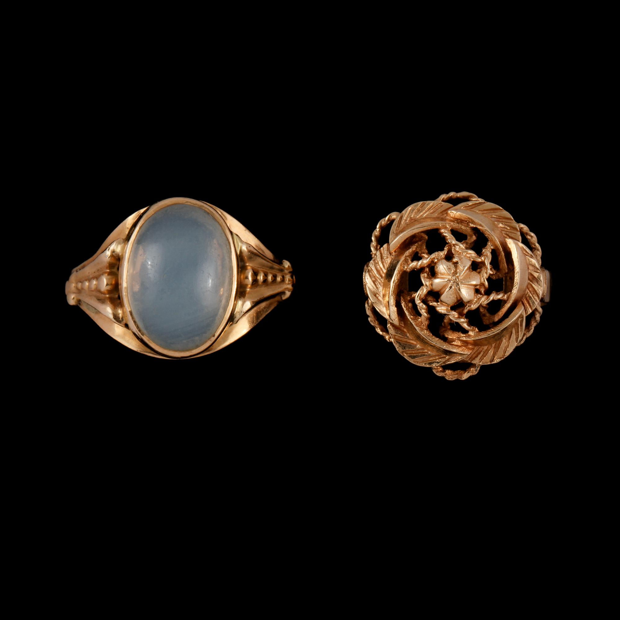 RINGAR, 2 st, 14 respektive 18k guld samt månsten, delvis Finland, 1973. Vikt 7 g.