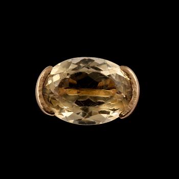 RING, 18k guld med fasettslipad citrin, Stigbert för Heribert Engelbert, Stockholm, 1949. Vikt 8 g.