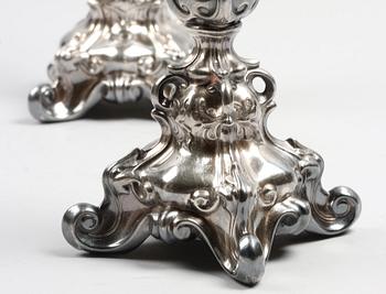 LJUSSTAKAR, ett par, nysilver, rokokostil, 1900-tal.