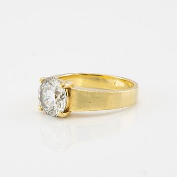 An 18K gold solitaire ring set with an approx. 2.14 ct round brilliant-cut diamond.