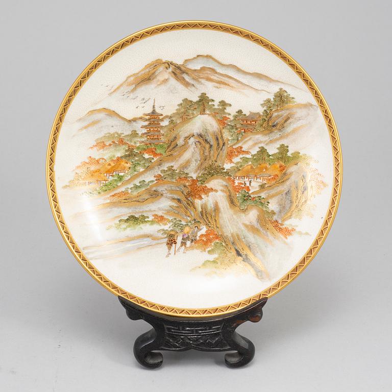 A Japanese satsuma dish, Meiji period (1868-1912). Signed.