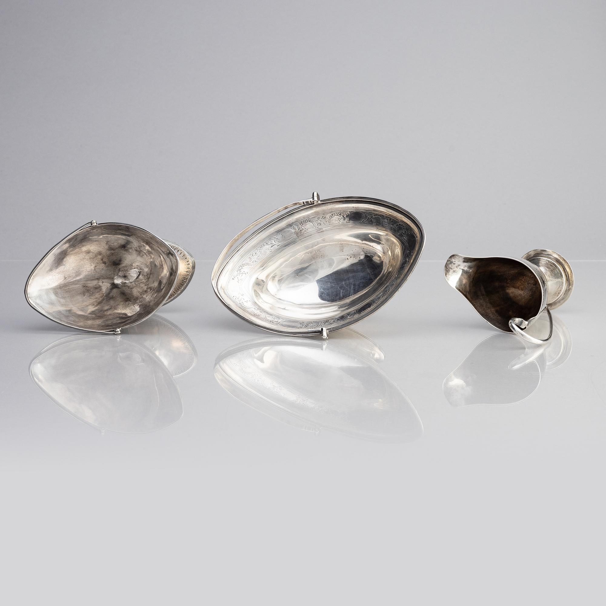 Skålar, 2 st, samt gräddkanna, silver, London, England, 1700-tal.