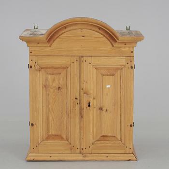 VÄGGSKÅP, allmoge, 1800-talets första hälft.