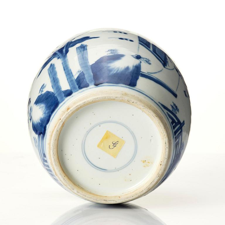 A blue and white jar, Qing dynasty, Kangxi (1662-1722).