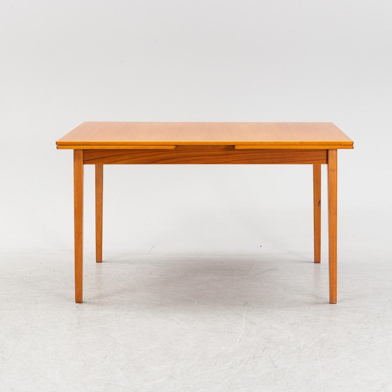 An oak dining table, 1950's/60's.