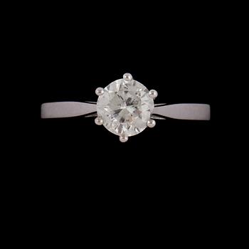 RING, 18k vitguld med briljantslipad diamant, 1.03 ct. Vikt 3 g.
