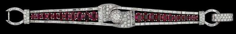 ARMBAND, fasettslipade Burma rubiner, tot. ca 12.20 ct, briljant- och baguetteslipade diamanter, tot. ca 14 ct. 1940-tal.