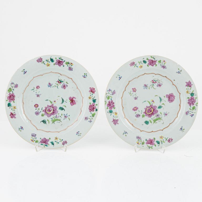 A famille rose punch bowl and two plates, Qing dynasty, Qianlong (1736-95).