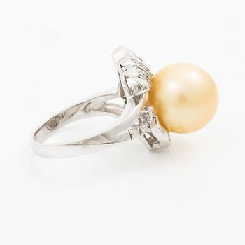Ring, cocktailring, 18K vitguld med odlad pärla och baguette- och briljantslipade diamanter.