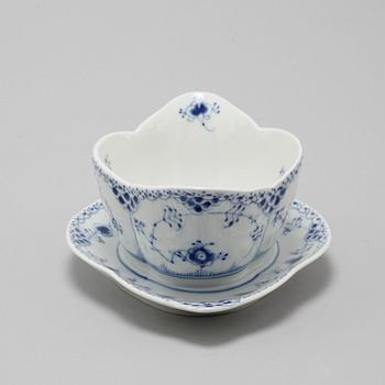 ROYAL COPENHAGEN, "Musselmalet", servisdelar, 23 st, porslin, 1900-talets andra hälft.