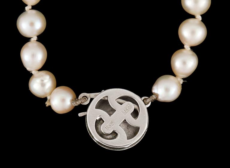 PÄRLCOLLIER, odlade pärlor, silverlås.