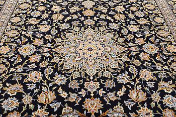 A Kashan carpet, c. 410 x 270 cm.