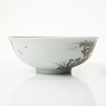 A Chinese famille rose porcelain bowl, Republic Period (1912-1949).