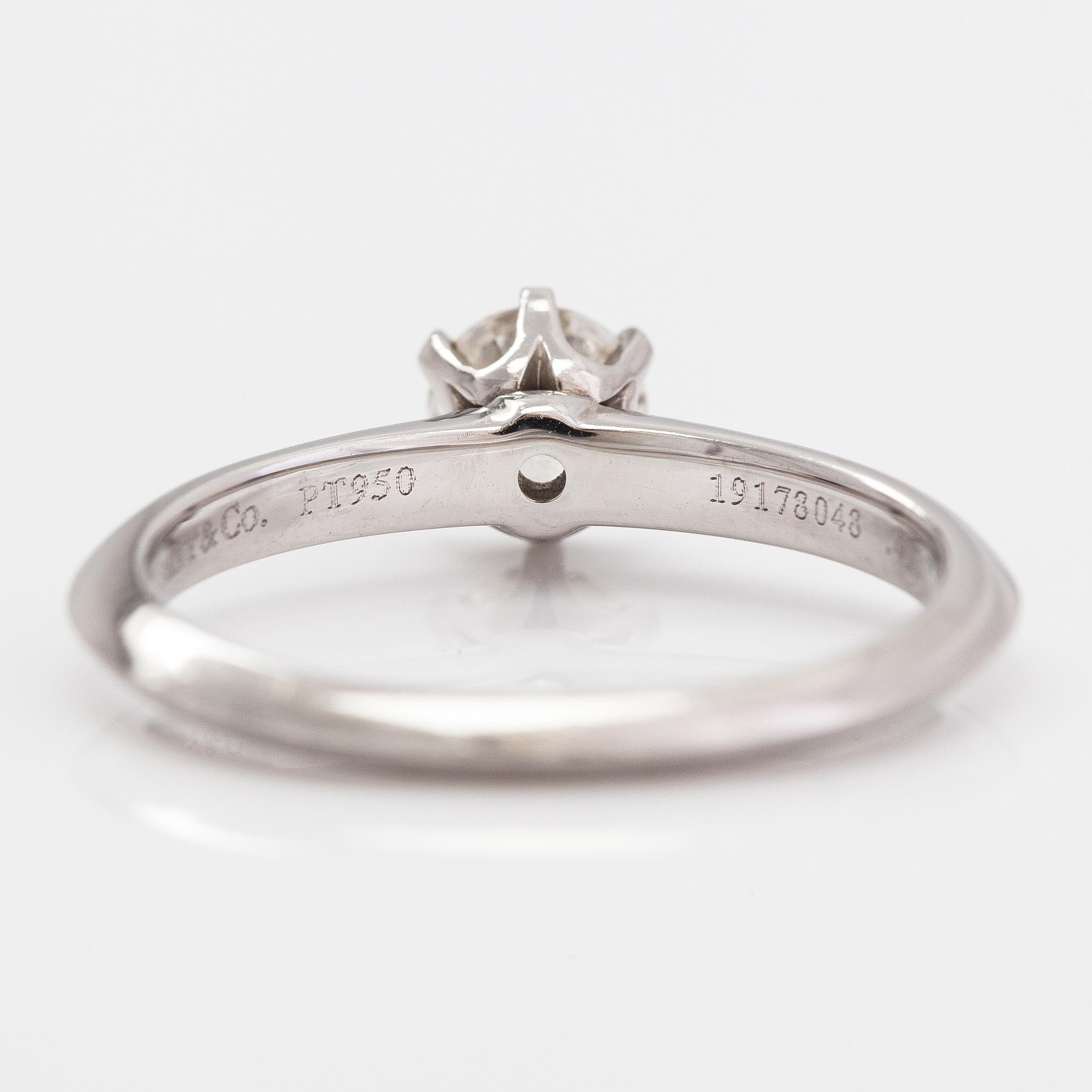 Tiffany & Co, Ring, platina och diamant ca 0.41 ct. Märkt Tiffany & Co, 19178048.