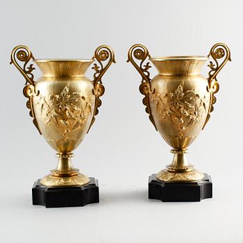 URNOR, 1 par, förgylld brons, 1800-talets mitt.