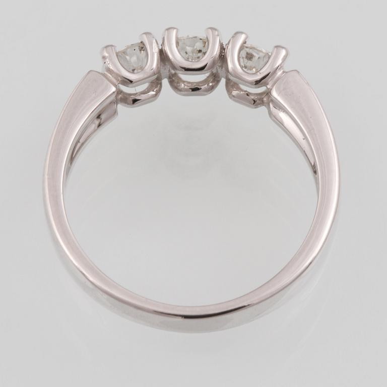RING, 18K vitguld med 3 briljantslipade diamanter ca 0.68 ct, Milano, Italien. Vikt 4,5 gram.