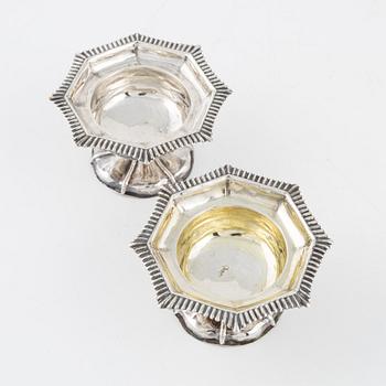 Saltkar, ett par, samt dosa, silver, Moskva 1845-47.