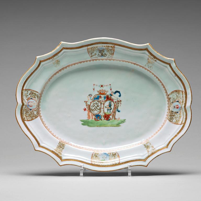 An armorial charger, Qing dynasty, Qianlong (1736-95).