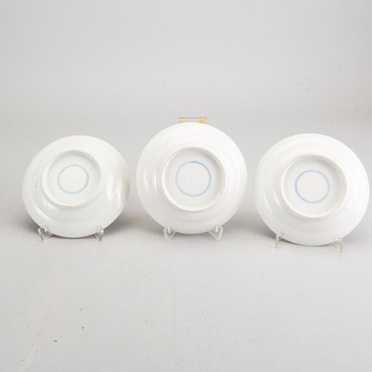 TALLRIKAR, 3 st, porslin, Kina, 1900-tal.