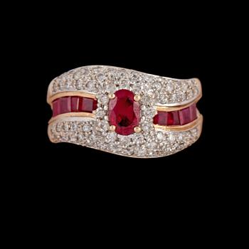 RING, 14k guld och vitguld med fasettslipade rubiner samt briljantslipade diamanter. Vikt 8 g.