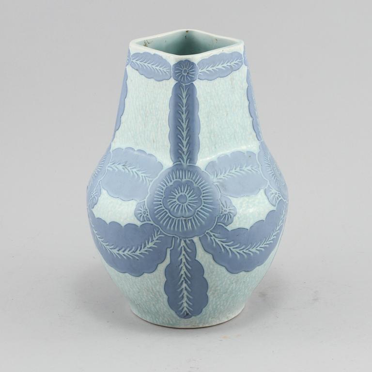 VAS, stengods, sgrafitto, Josef Ekberg, Gustafsberg, signerad och daterad 1919.