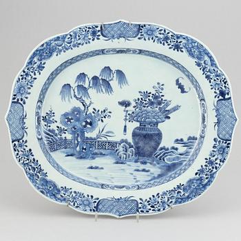 A Chinese porcelain serving dish, Qianlong (1736-95).