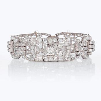 1113. An Art Deco bracelet in platinum set with old- and eight-cut diamonds with a total weight of ca 17 cts.