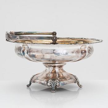 A parcel-gilt footed sweetmeat basket, Auran Kultaseppä oy, Turku 1948.