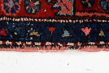 A runner carpet, 435 x 108 cm.