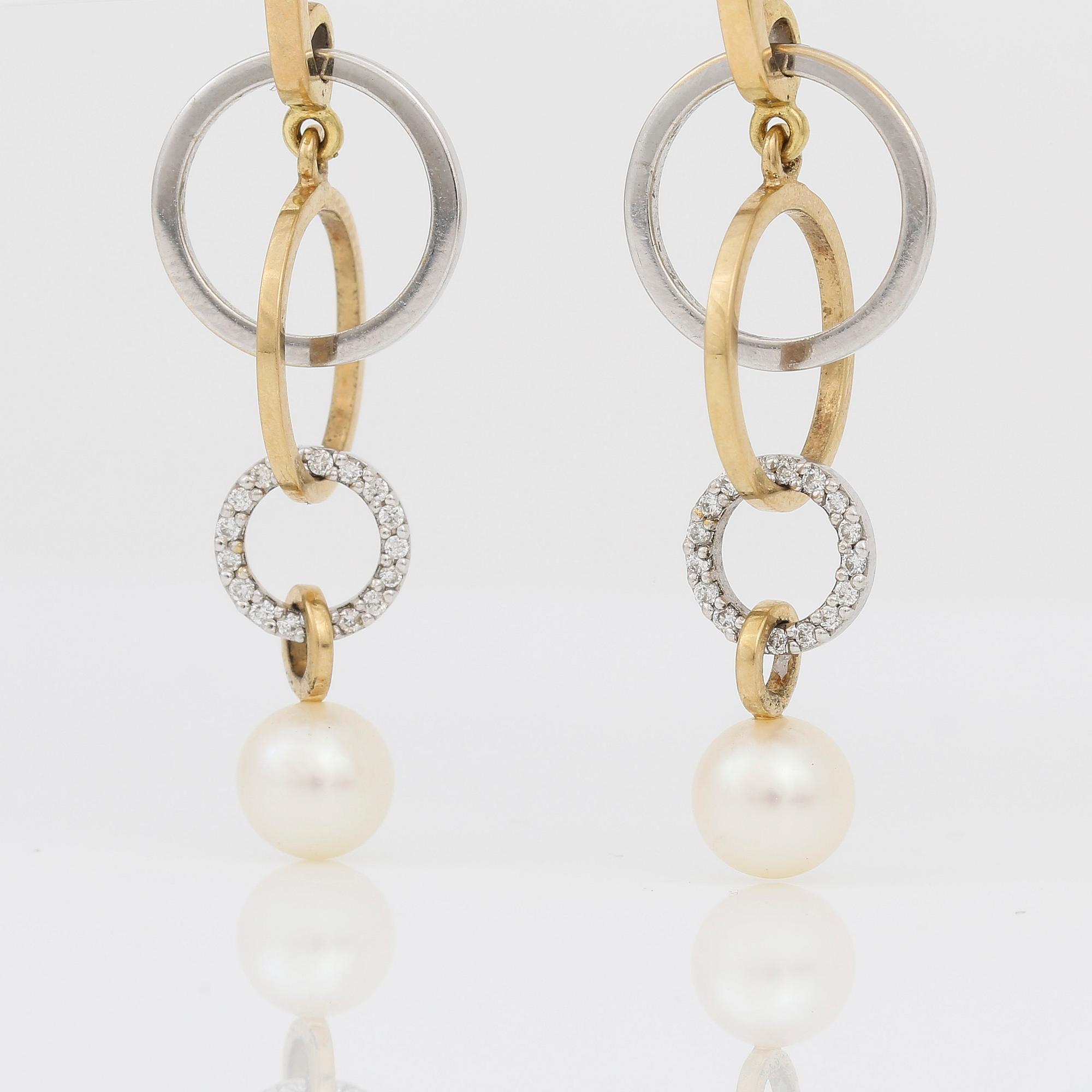 ÖRHÄNGEN, 18K tvåfärgat guld, samt små briljantslipade diamanter. Vikt ca 6,68 g.