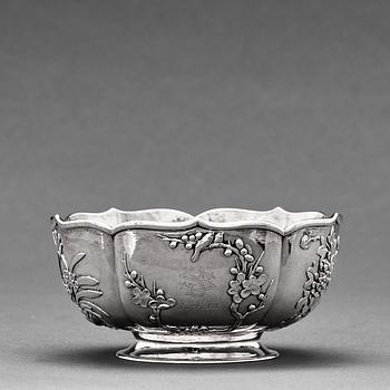 736. A silver bowl, Shanghai, circa 1900. Makers Mark Luen Wo.