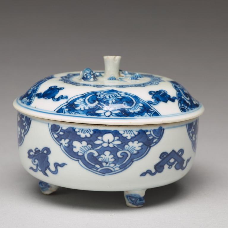 A blue and white box with cover, Qing dynasty, Kangxi (1662-1722).
