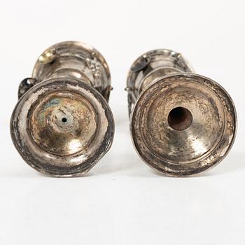 Skrammelbägare/supkalkar, 2 st snarlika, silver, Sverige, omkring år 1800.