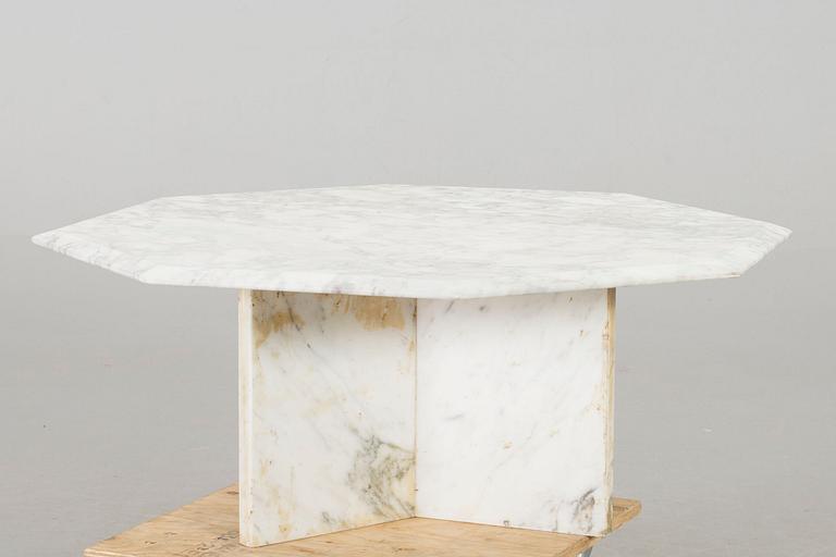 A MARBLE TOP SOFA TABLE.