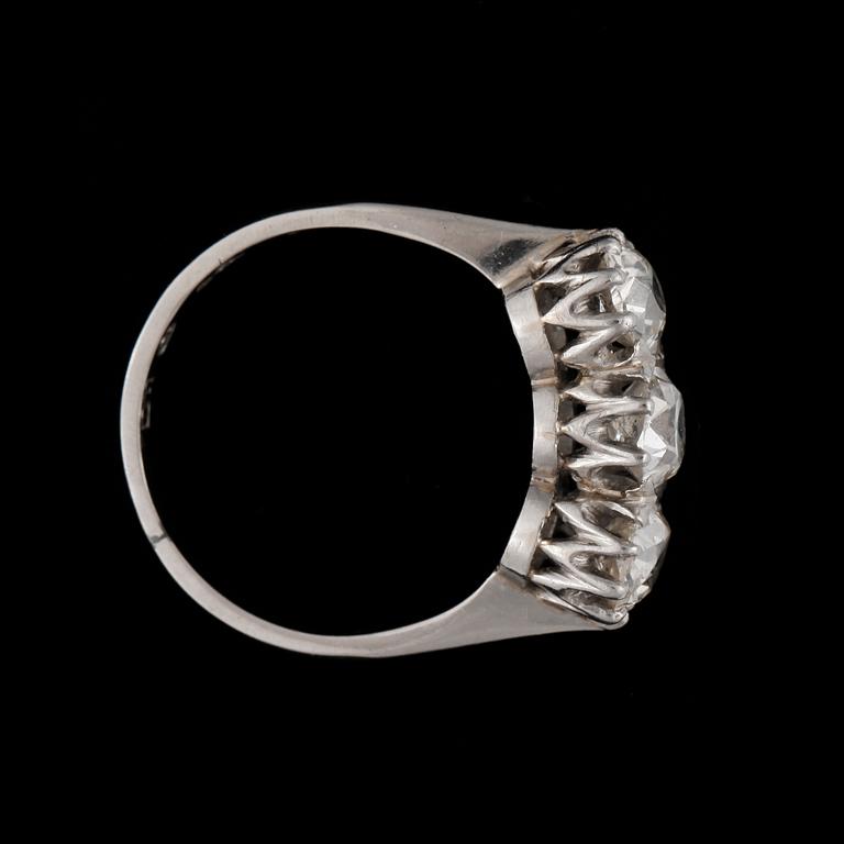 RING, platina, med 3 stycken gammalslipade diamanter tot ca2,60ct. CG Hallbergs, 1943. Vikt ca 6g.