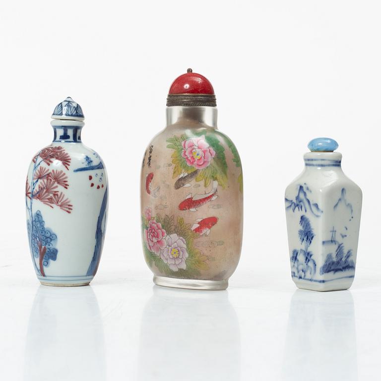 Snusflaskor, tre stycken, porslin och glas, Kina, 1900-tal.