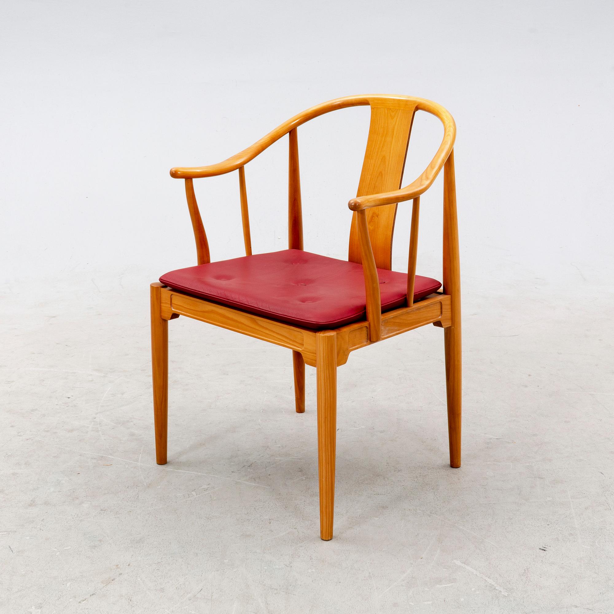 Hans J Wegner, karmstol "Kina-stolen" för Fritz Hansen, Danmark, daterad 1994.