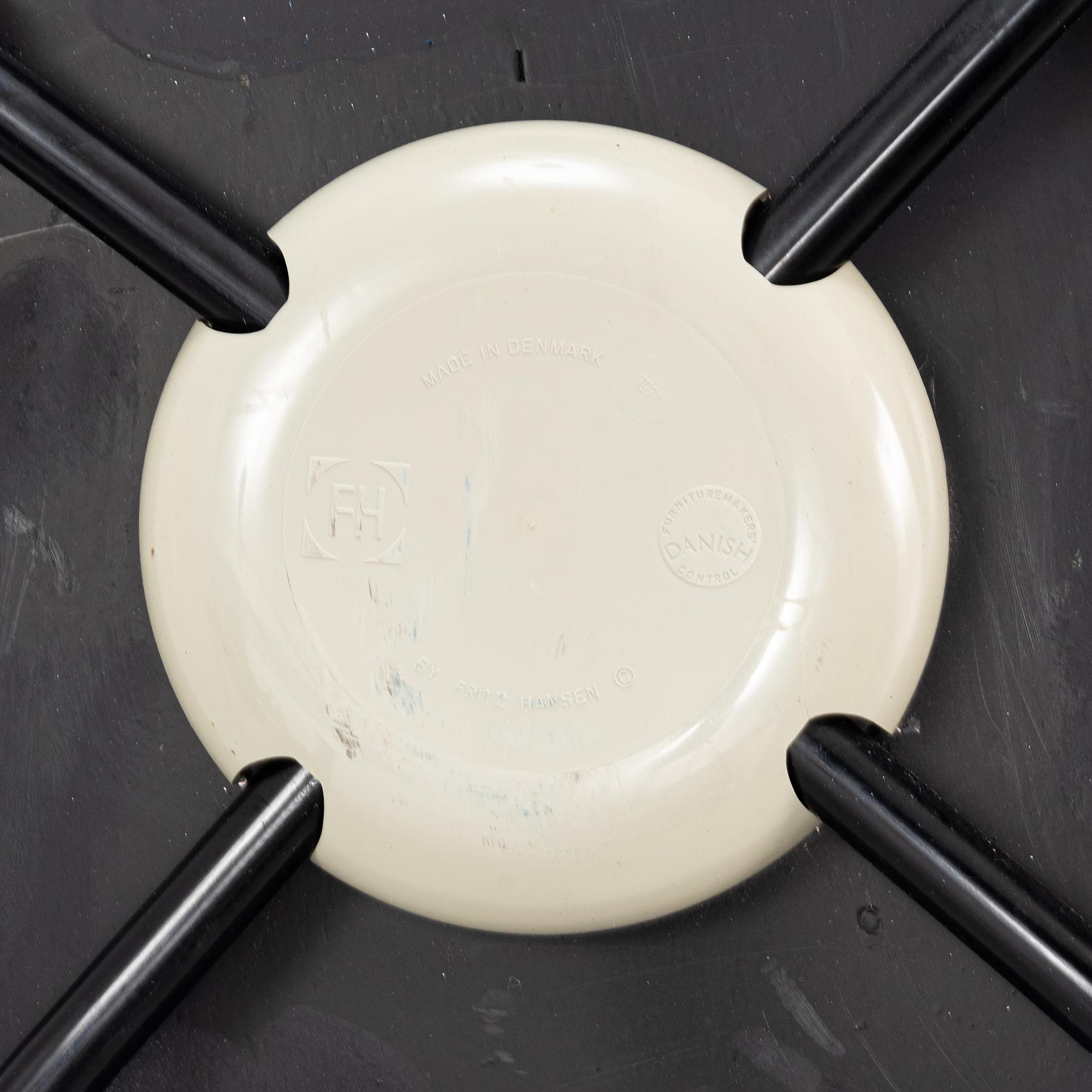 Arne Jacobsen, stolar, 4 st, "T-stolen", modell 3103, Fritz Hansen, Danmark.