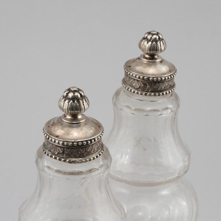 FLAKONGER, ett par, glas och silver, Andreas Isberg, Skänninge, 1790.