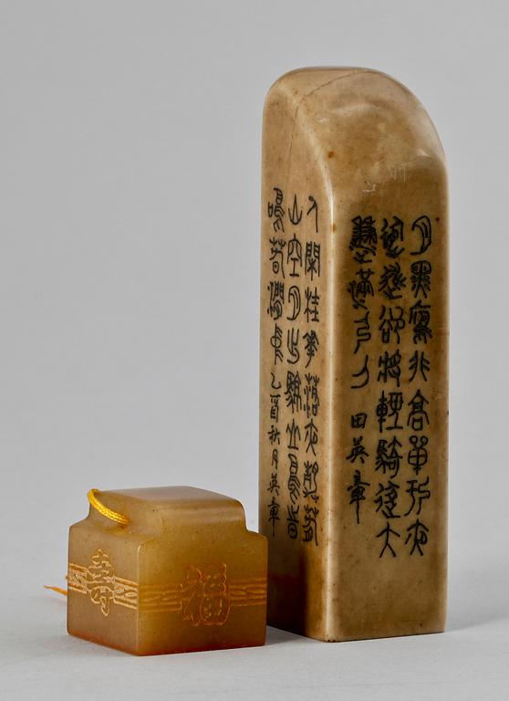 SIGILL, 2 st, sten resp jade, Kina, 1900-talets början.