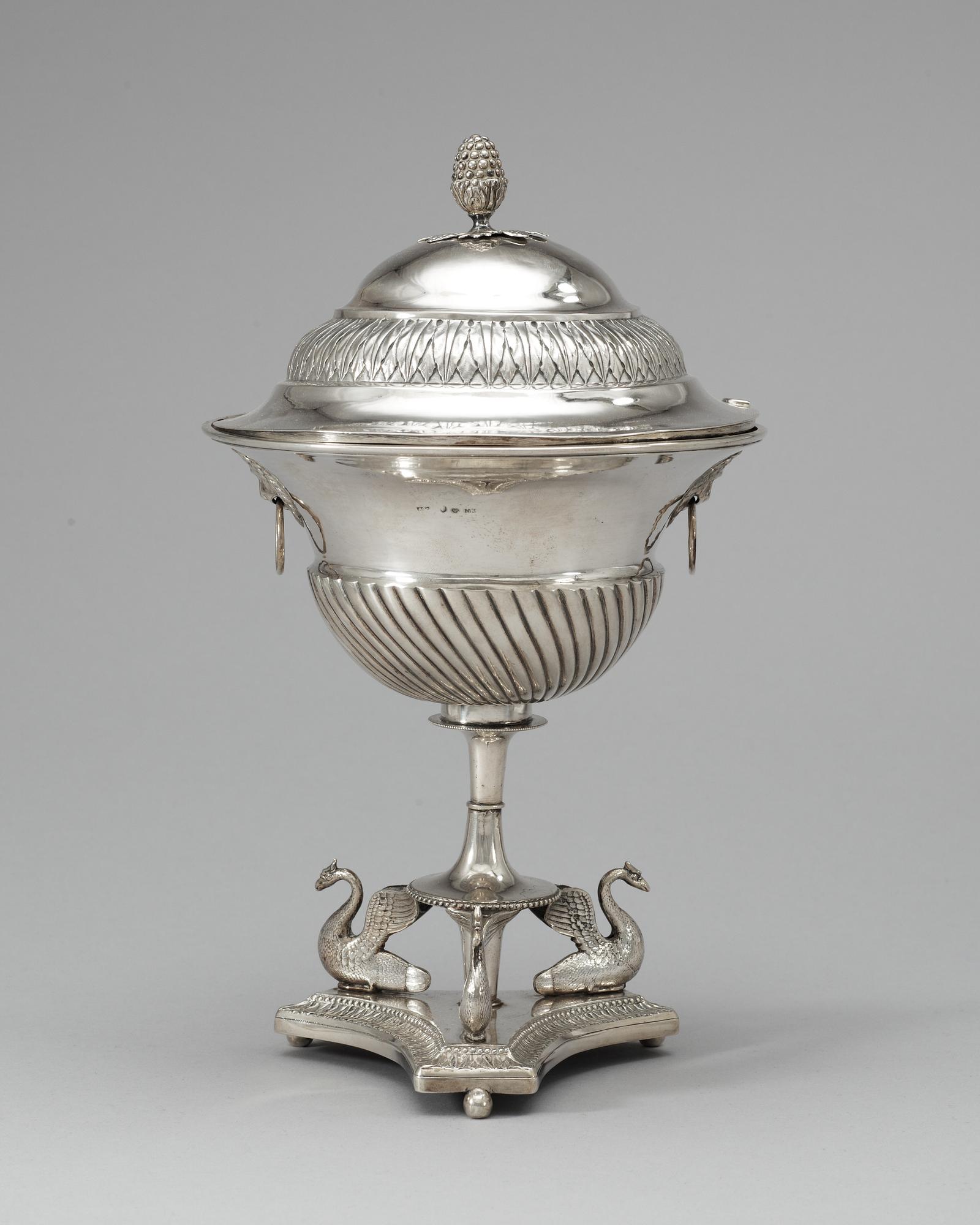 SOCKERSKÅL med LOCK, silver. Otydl stmplr trol A. Zethelius, Stockholm 1818. Tot vikt ca 745 gram.