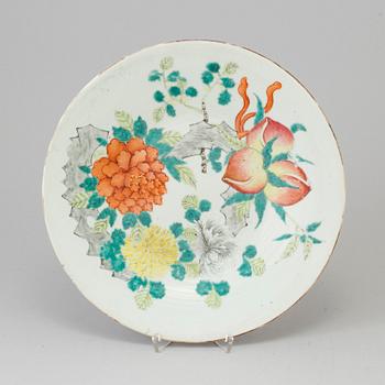 A Chinese famille rose porcelain dish, Qing dynastin, 19th century.