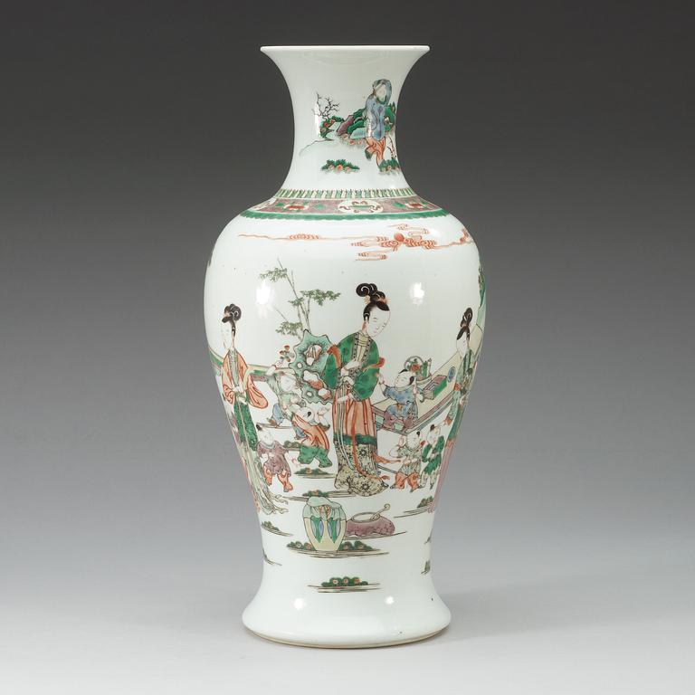 A famille verte vase, Qing dynasty, 19th Century.