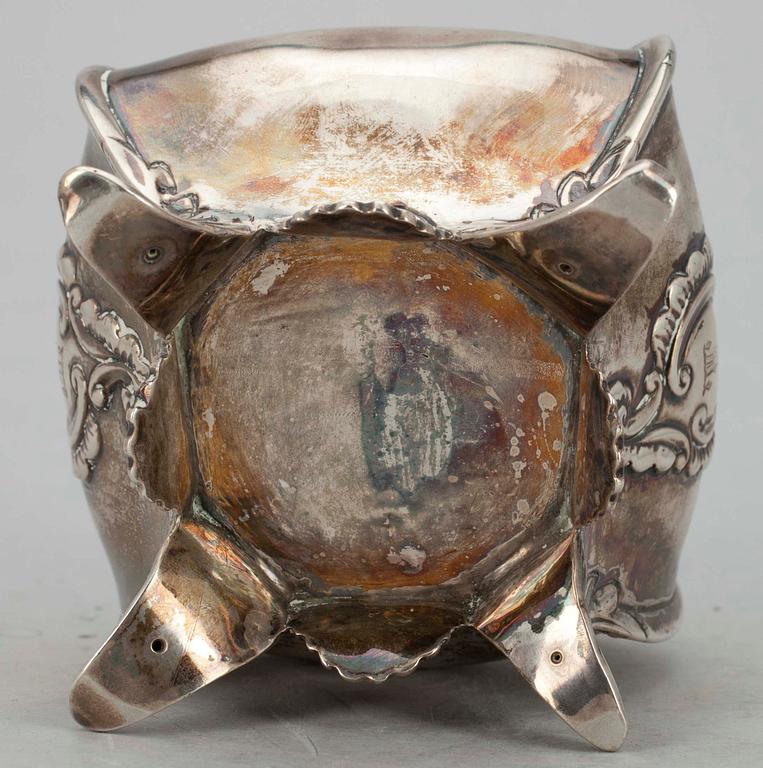 SOCKERSKÅL, silver, London, 1891 samt SENAPSKANNA, silver, London, 1884. Tot vikt 454 gr.